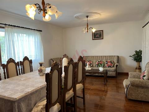 Moradia de 2 pisos inserida em terreno com 1700m2, em Santa Eulália, Vizela