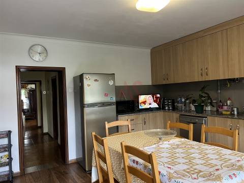 Moradia de 2 pisos inserida em terreno com 1700m2, em Santa Eulália, Vizela