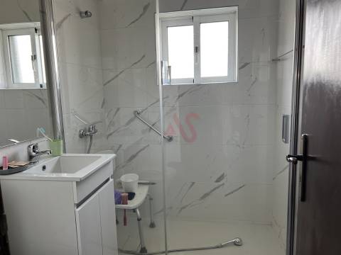 Moradia de 2 pisos inserida em terreno com 1700m2, em Santa Eulália, Vizela