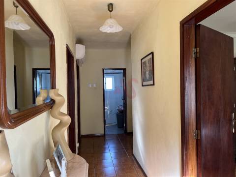 Moradia de 2 pisos inserida em terreno com 1700m2, em Santa Eulália, Vizela