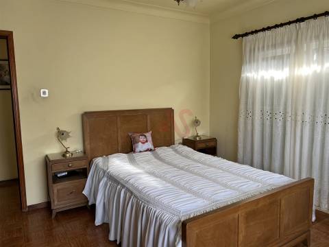 Moradia de 2 pisos inserida em terreno com 1700m2, em Santa Eulália, Vizela