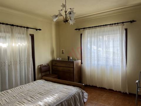 Moradia de 2 pisos inserida em terreno com 1700m2, em Santa Eulália, Vizela