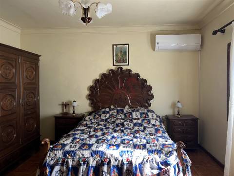 Moradia de 2 pisos inserida em terreno com 1700m2, em Santa Eulália, Vizela