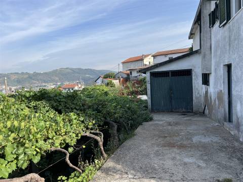Moradia de 2 pisos inserida em terreno com 1700m2, em Santa Eulália, Vizela