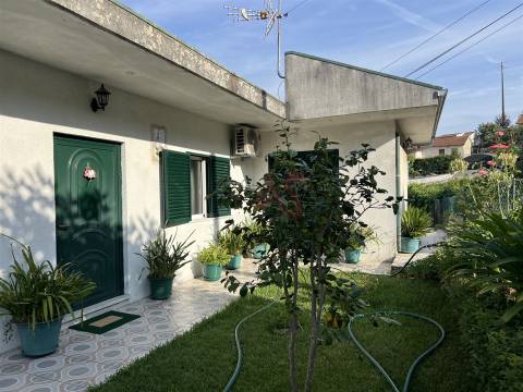 Moradia de 2 pisos inserida em terreno com 1700m2, em Santa Eulália, Vizela