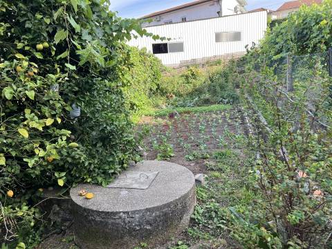 Moradia de 2 pisos inserida em terreno com 1700m2, em Santa Eulália, Vizela