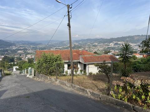 Moradia de 2 pisos inserida em terreno com 1700m2, em Santa Eulália, Vizela