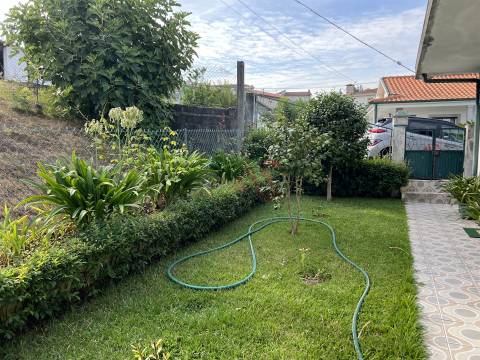 Moradia de 2 pisos inserida em terreno com 1700m2, em Santa Eulália, Vizela