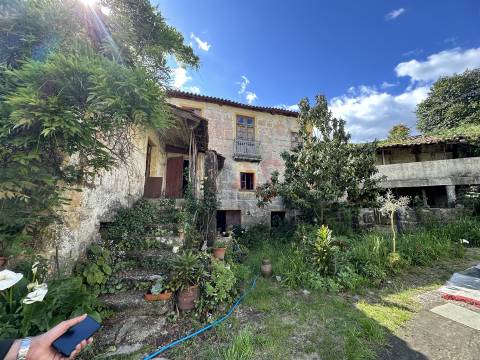 Duas moradias para restauro COM 1000 m2 em Fareja, Fafe