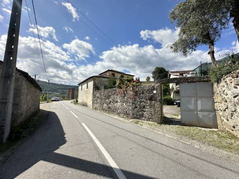 Duas moradias para restauro COM 1000 m2 em Fareja, Fafe