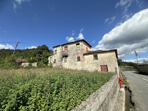 Duas moradias para restauro COM 1000 m2 em Fareja, Fafe
