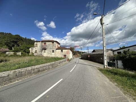 Duas moradias para restauro COM 1000 m2 em Fareja, Fafe
