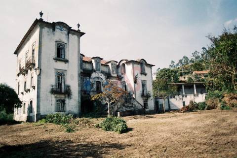 Palacete da 2.ª década do séc. XX,  com PIP aprovado para 7 apartamentos em Paredes