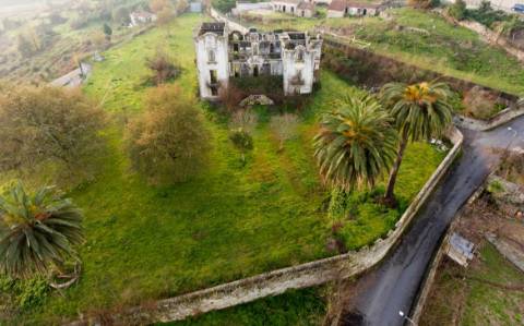 Palacete da 2.ª década do séc. XX,  com PIP aprovado para 7 apartamentos em Paredes