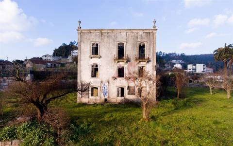 Palacete da 2.ª década do séc. XX,  com PIP aprovado para 7 apartamentos em Paredes
