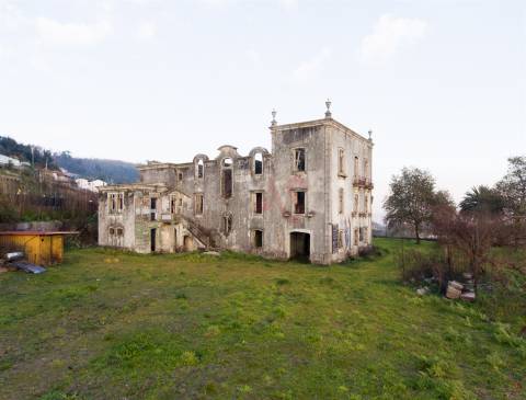 Palacete da 2.ª década do séc. XX,  com PIP aprovado para 7 apartamentos em Paredes