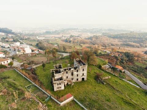 Palacete da 2.ª década do séc. XX,  com PIP aprovado para 7 apartamentos em Paredes