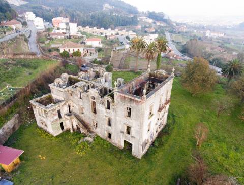 Palacete da 2.ª década do séc. XX, inserido em terreno de 10707 m2, c/ PIP APROVADO em Paredes