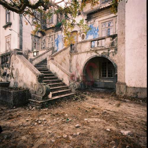 Palacete da 2.ª década do séc. XX, inserido em terreno de 10707 m2, c/ PIP APROVADO em Paredes