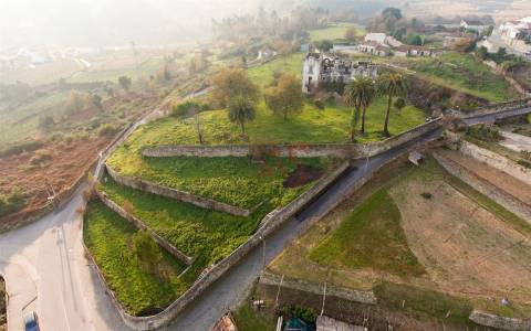 Palacete da 2.ª década do séc. XX, inserido em terreno de 10707 m2, c/ PIP APROVADO em Paredes
