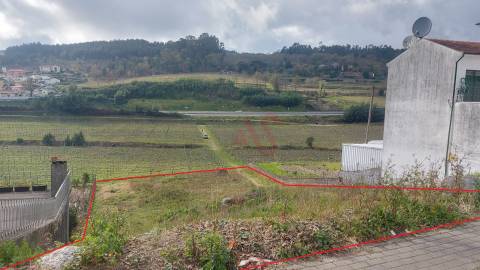 Terreno para construção com 1230 m2 em Candoso S. Tiago, Guimarães