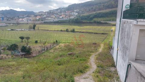 Terreno para construção com 1230 m2 em Candoso S. Tiago, Guimarães