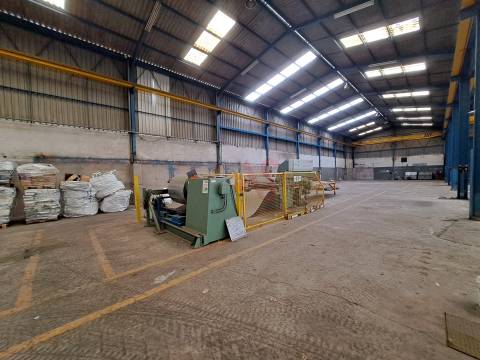 Armazém industrial com 5783 m2 em Vale de Cambra