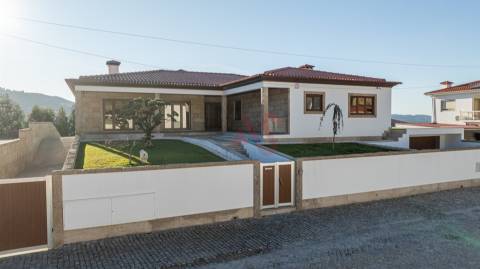 Moradia de luxo T3 com piscina aquecida em Santa Eulália, Vizela