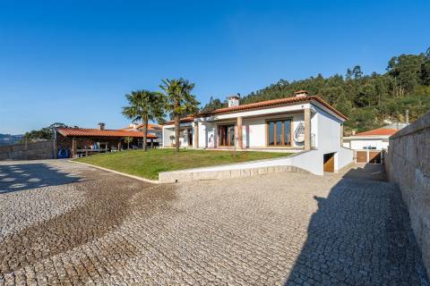 Moradia de luxo T3 com piscina aquecida em Santa Eulália, Vizela