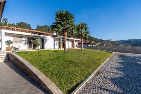 Moradia de luxo T3 com piscina aquecida em Santa Eulália, Vizela