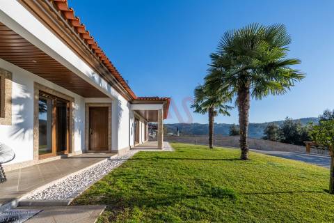 Moradia de luxo T3 com piscina aquecida em Santa Eulália, Vizela