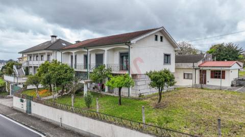 Moradia Bifamiliar T6 em Medelo, Fafe