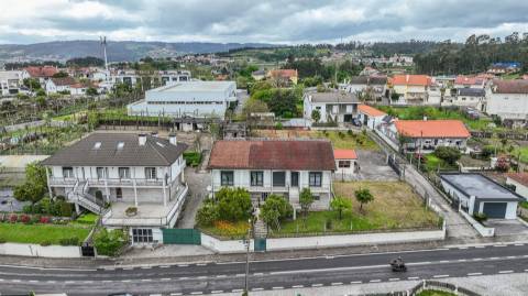 Moradia Bifamiliar T6 em Medelo, Fafe