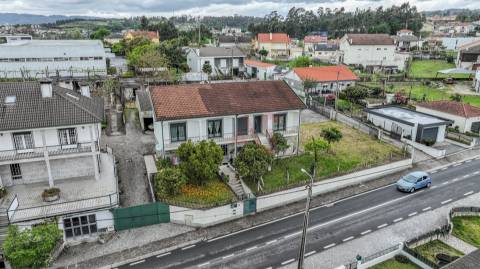 Moradia Bifamiliar T6 em Medelo, Fafe