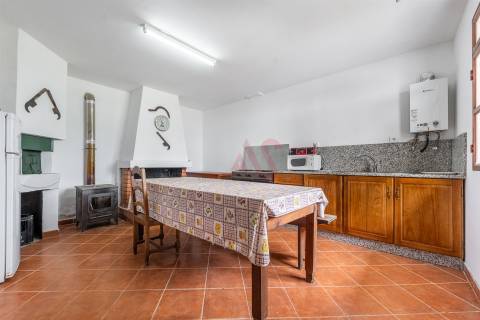 Moradia Bifamiliar T6 em Medelo, Fafe