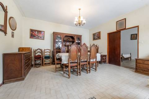 Moradia Bifamiliar T6 em Medelo, Fafe