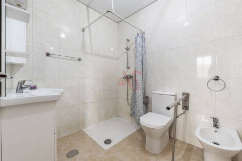 Moradia Bifamiliar T6 em Medelo, Fafe