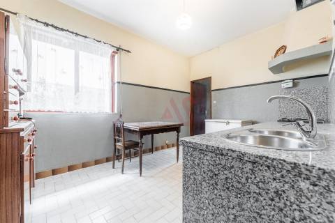 Moradia Bifamiliar T6 em Medelo, Fafe