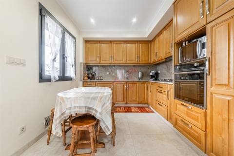 Moradia Bifamiliar T6 em Medelo, Fafe