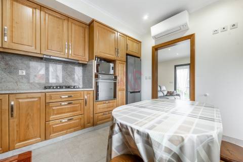 Moradia Bifamiliar T6 em Medelo, Fafe