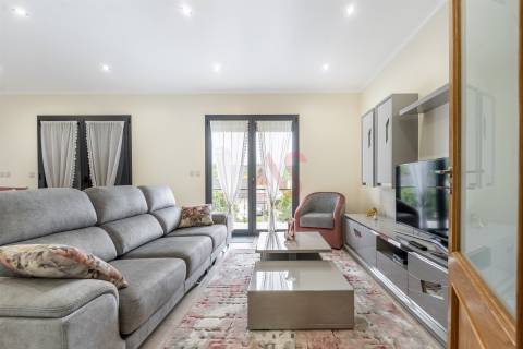 Moradia Bifamiliar T6 em Medelo, Fafe