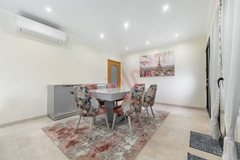 Moradia Bifamiliar T6 em Medelo, Fafe