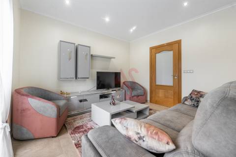 Moradia Bifamiliar T6 em Medelo, Fafe