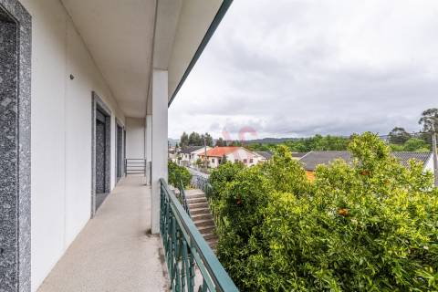 Moradia Bifamiliar T6 em Medelo, Fafe