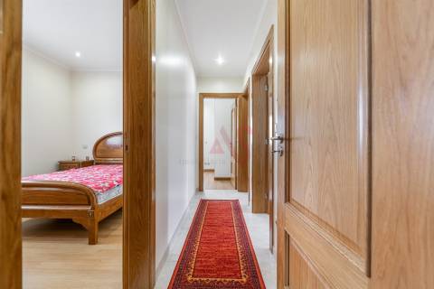 Moradia Bifamiliar T6 em Medelo, Fafe