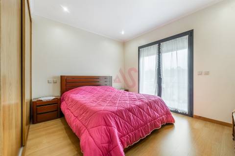 Moradia Bifamiliar T6 em Medelo, Fafe