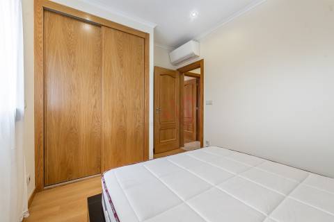 Moradia Bifamiliar T6 em Medelo, Fafe