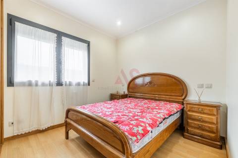 Moradia Bifamiliar T6 em Medelo, Fafe