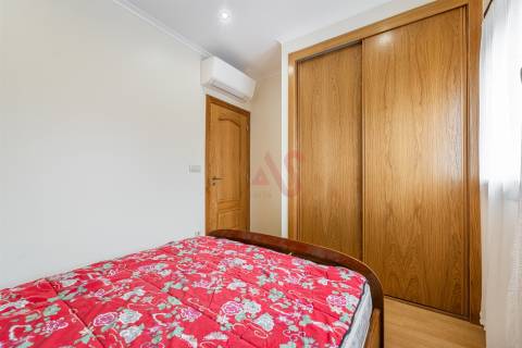 Moradia Bifamiliar T6 em Medelo, Fafe