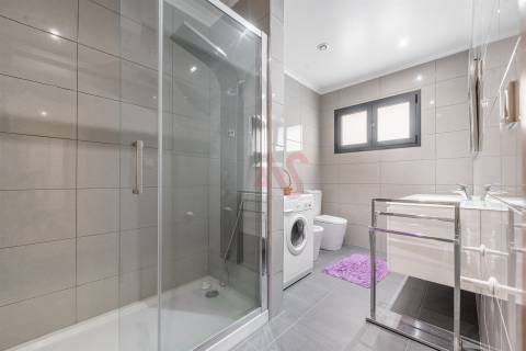 Moradia Bifamiliar T6 em Medelo, Fafe